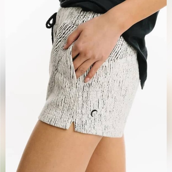 ZYIA women’s white weave texture shorts - Picture 5 of 5